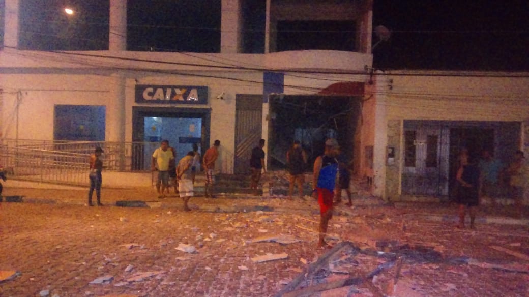 Bandidos Explodem Caixas Eletrônicos De Agências Da Caixa E Do Bradesco Em Nova Soure Sertão