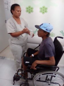 homem recebe assistência