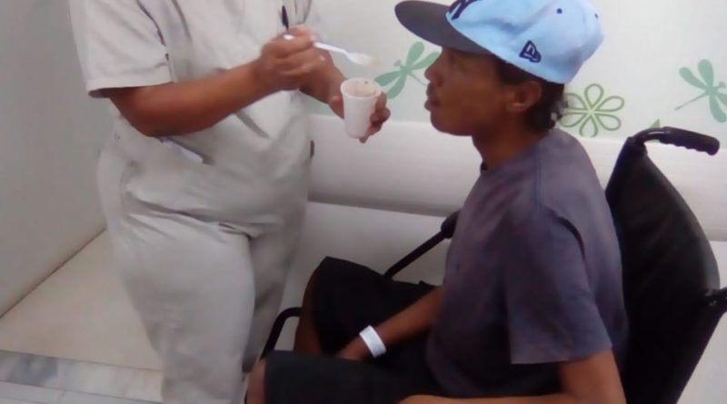 homem recebe assistência