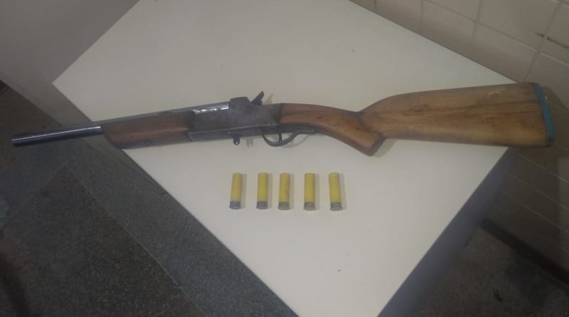 arma foi encontrada na casa do homem denunciado