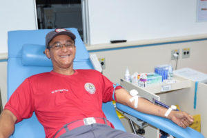 bombeiro participa de doação de sangue