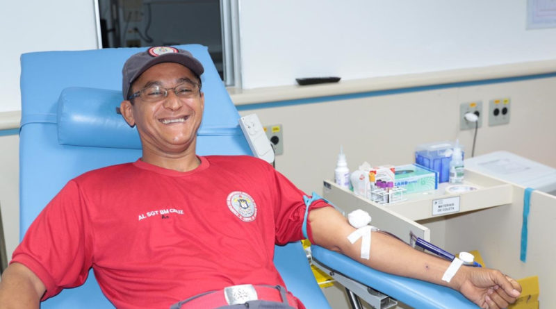 bombeiro participa de doação de sangue