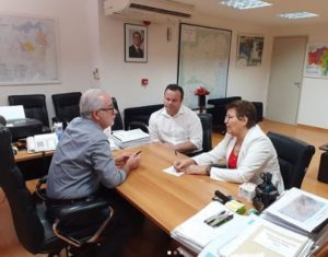 deputada e prefeito assinam convênio