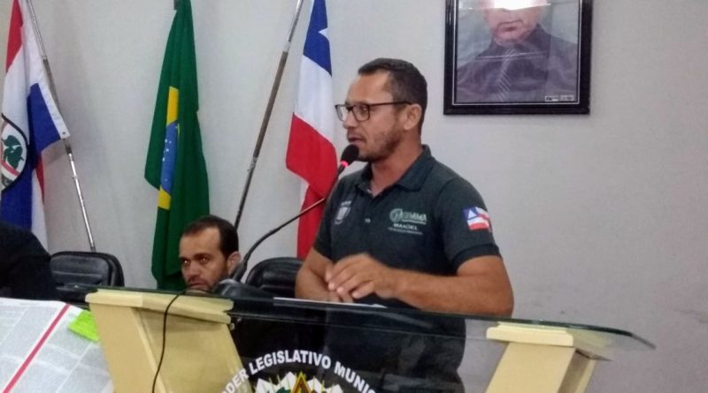 secretário de meio ambiente discursa na câmara