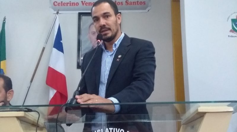 Vice-prefeito Jean Nunes discursa na Câmara