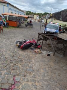 homem colidiu em barraca de feira livre