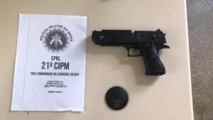 suspeito foi detido com simulacro de arma de fogo