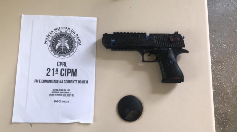 suspeito foi detido com simulacro de arma de fogo