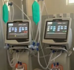 sala equipada com respiradores mecânicos