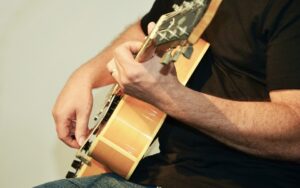 artista tocando violão