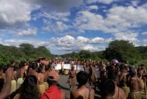 indígenas bloqueiam via