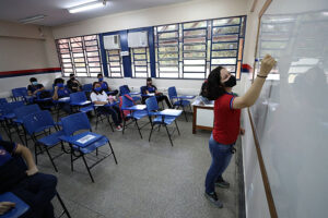 professor na sala de aula