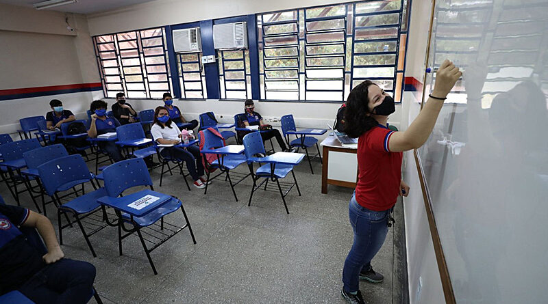 professor na sala de aula